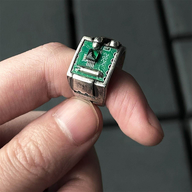 خاتم بتصميم لوحة دوائر مطبوعة  - مراجعة Tech Inspired Accessories وسعره
